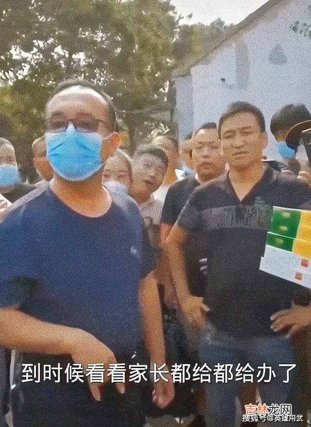 真是“映日荷花别样红”，因孩子在学校被欺负，该家长公开向霸凌者屈服送烟