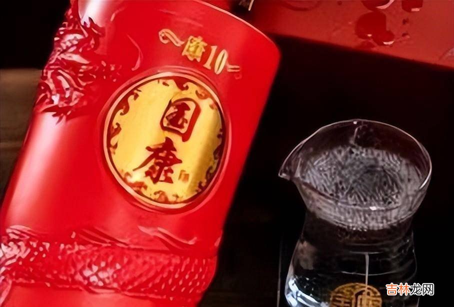 拿便宜酒去娘家，媳妇一脸嫌弃，老丈人却乐颠颠夸女婿会过日子