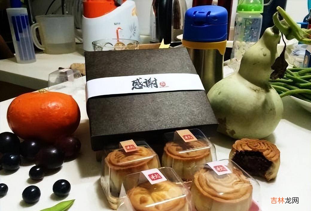拿便宜酒去娘家，媳妇一脸嫌弃，老丈人却乐颠颠夸女婿会过日子