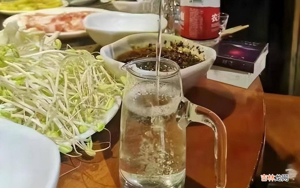 拿便宜酒去娘家，媳妇一脸嫌弃，老丈人却乐颠颠夸女婿会过日子
