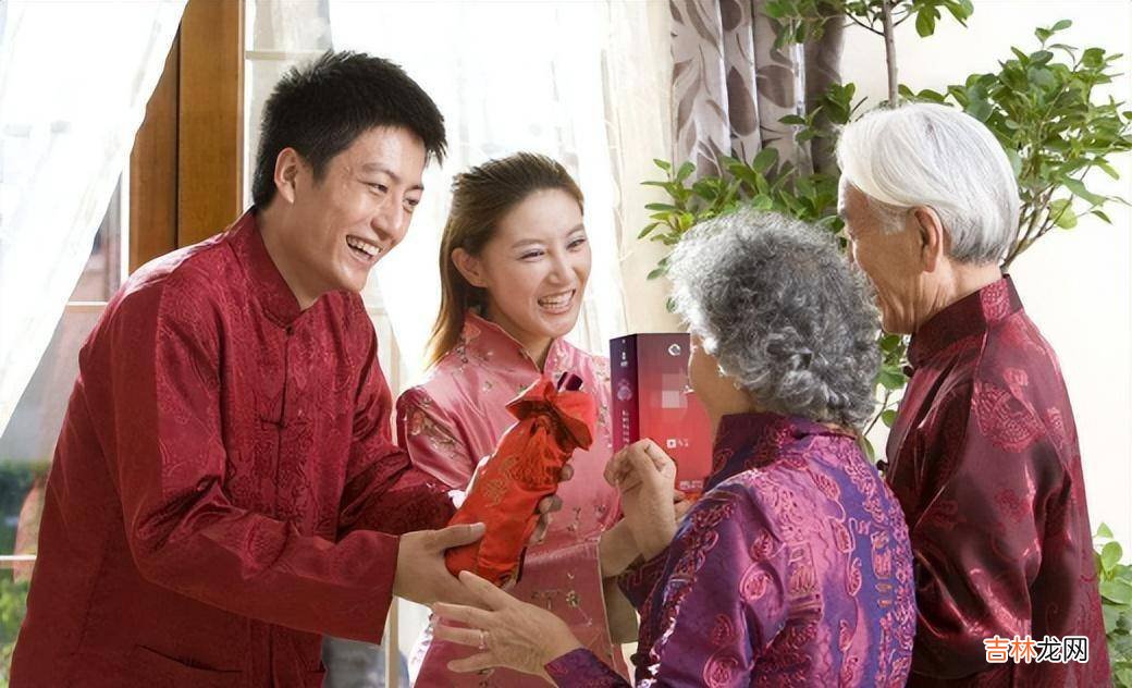 拿便宜酒去娘家，媳妇一脸嫌弃，老丈人却乐颠颠夸女婿会过日子