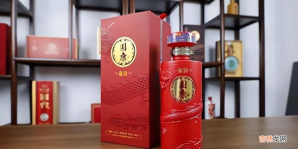 拿便宜酒去娘家，媳妇一脸嫌弃，老丈人却乐颠颠夸女婿会过日子