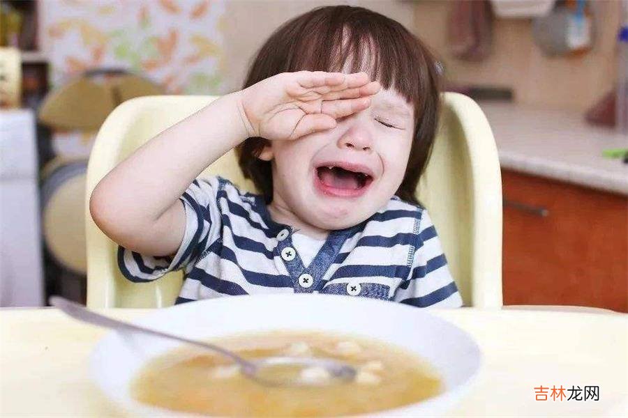 在幼儿园“暴饮暴食”，回家却挑食，父母直言：这是我的孩子吗？