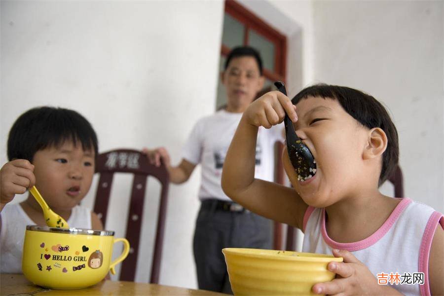 在幼儿园“暴饮暴食”，回家却挑食，父母直言：这是我的孩子吗？