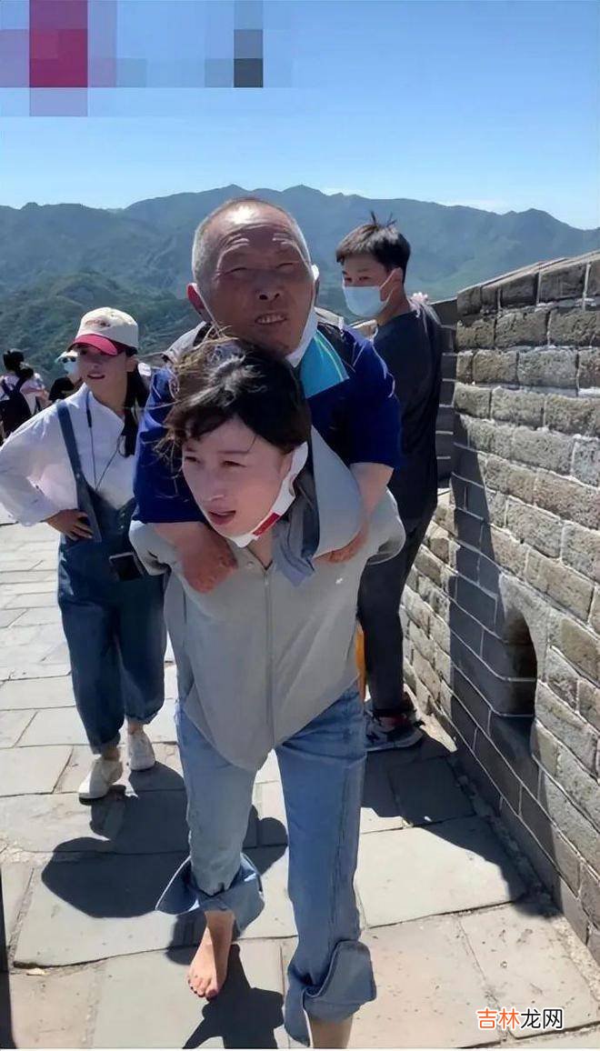 29岁云南女子背袖珍爷爷看升国旗、爬长城，她说：尽孝要赶早