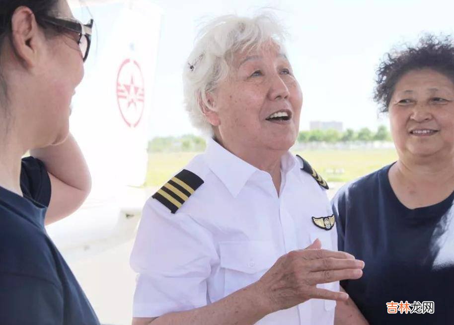 2019年，82岁老奶奶时隔30年再次驾机升空：祖国需要，我还能飞