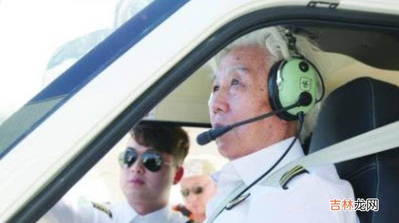 2019年，82岁老奶奶时隔30年再次驾机升空：祖国需要，我还能飞