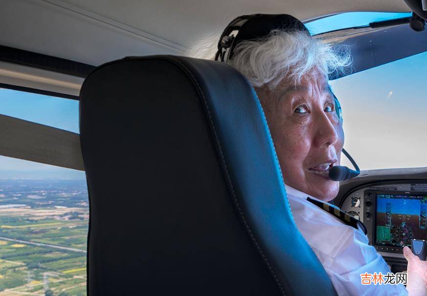 2019年，82岁老奶奶时隔30年再次驾机升空：祖国需要，我还能飞