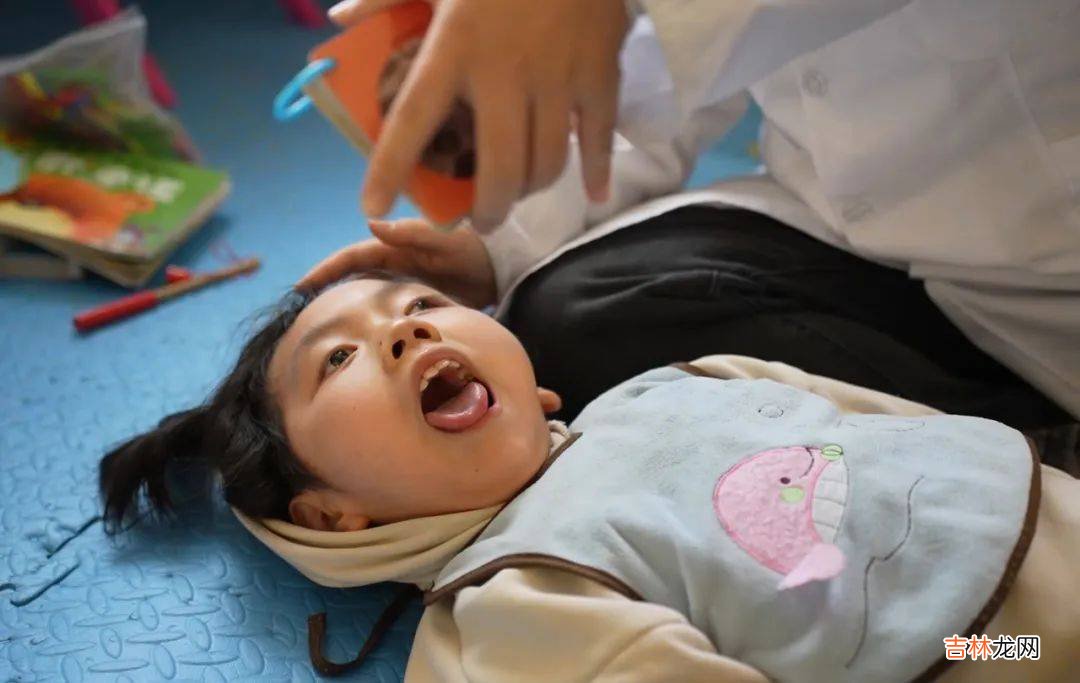 生下女儿后产妇去世，孩子患病后家人不放弃：想给她妈妈一个交代