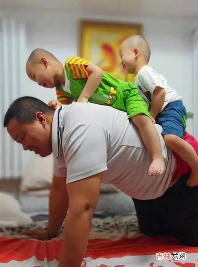 15年湖北无腿妈妈试管生下双胞胎，后孩子有发育障碍，近况如何？