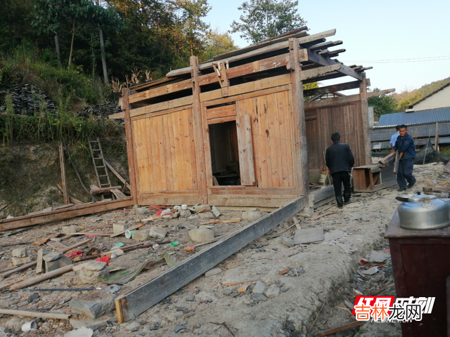 本文转自：红网村民正在自拆“一户多宅”村民所拆下房屋的建筑材料红网时刻张家界9月18日讯...|黎明亮剑 阳光治理 四都坪乡“一户多宅”整治进行时