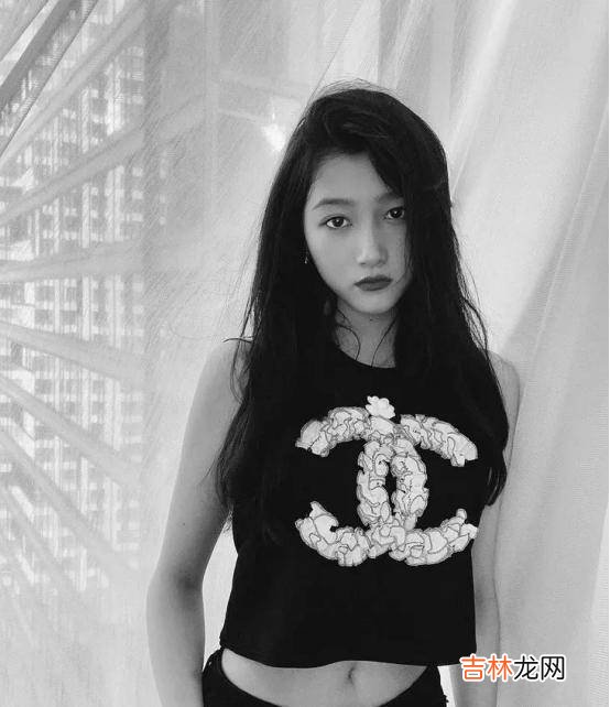 穿吊带背心的女人有多时尚？生人勿近的高级感太强了，好会穿