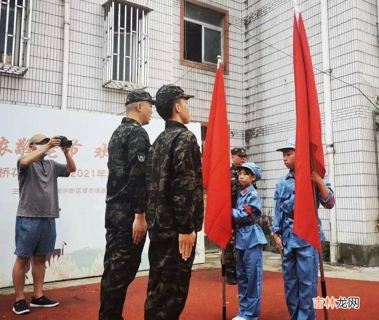 在体验中传承爱国主义精神！全民国防教育日“小红军”重走“长征路”