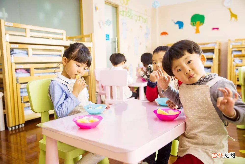 孩子到底该几岁上幼儿园?主要看这四个因素,三岁未必适合孩子