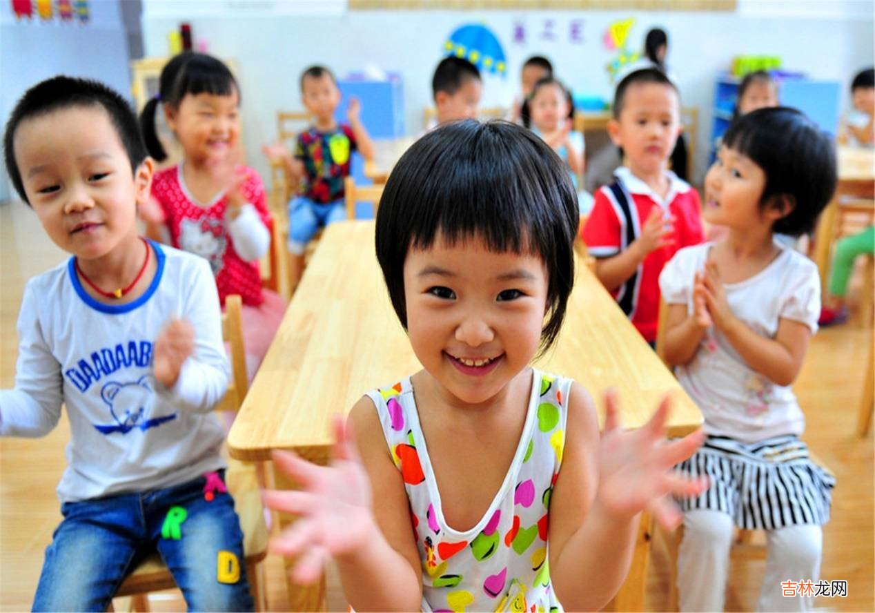 孩子到底该几岁上幼儿园？主要看这四个因素，三岁未必适合孩子