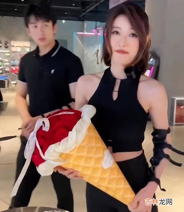 网红聂小雨与追求者比射箭，赢了就给个“机会”，肚子却格外亮眼