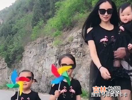 美女辣妈带仨女儿出门走红，网友：这爸爸上辈子是有多花心？