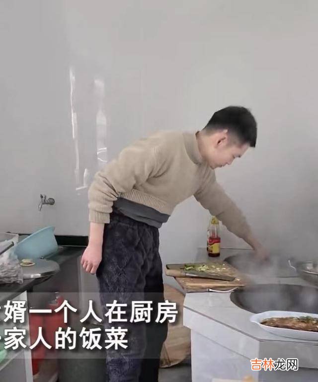 四个女婿回丈母娘家，其中三人在谈事业炫豪车，最后一个默默做饭