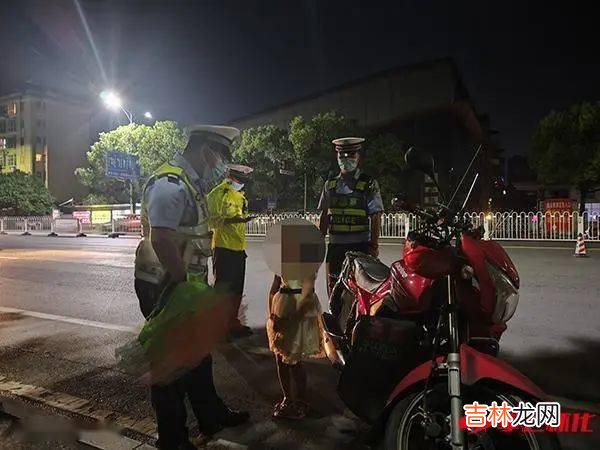 绝了！遭遇夜查酒驾，男子丢下孩子车子跑了