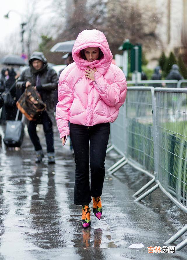 没有什么颜色比粉色更适合女性了,入手一件粉色的服装,十分甜美