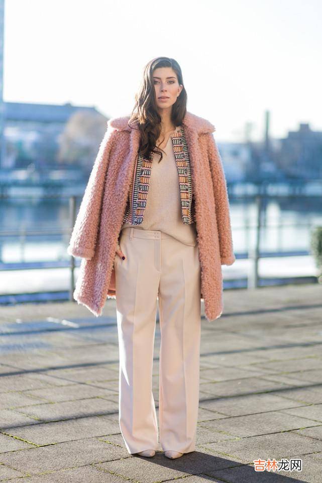 没有什么颜色比粉色更适合女性了,入手一件粉色的服装,十分甜美