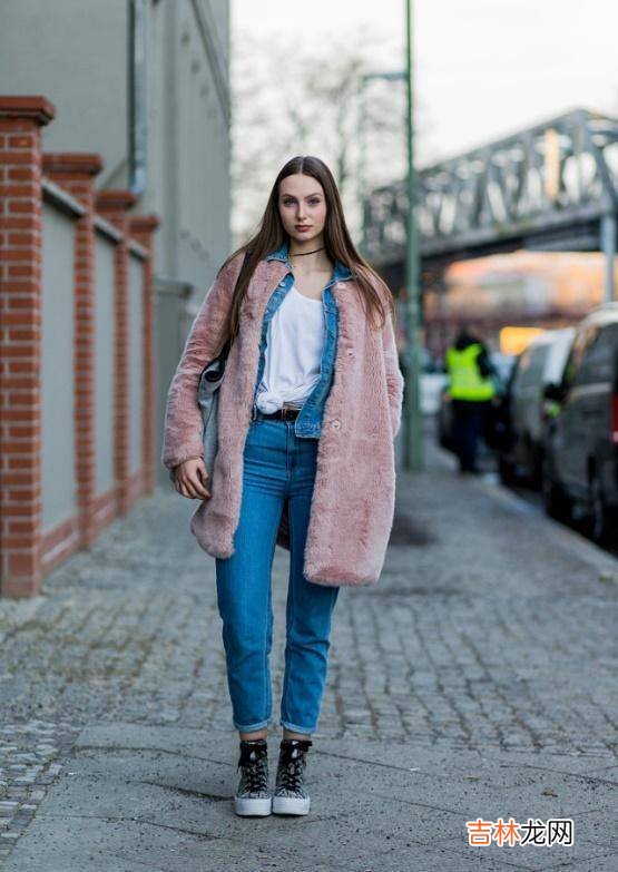 没有什么颜色比粉色更适合女性了,入手一件粉色的服装,十分甜美