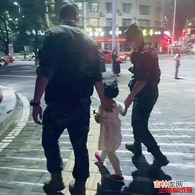 城事丨夜间一小女孩独自在马路上乱窜，巡逻武警出手了……