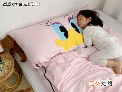 孩子半夜蹬被子也不着凉，是火力大吗？一组实验揭秘背后真相