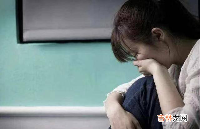 一女子欲远嫁外省，爬向男友的车被妈妈拼命拉回，网友们议论纷纷