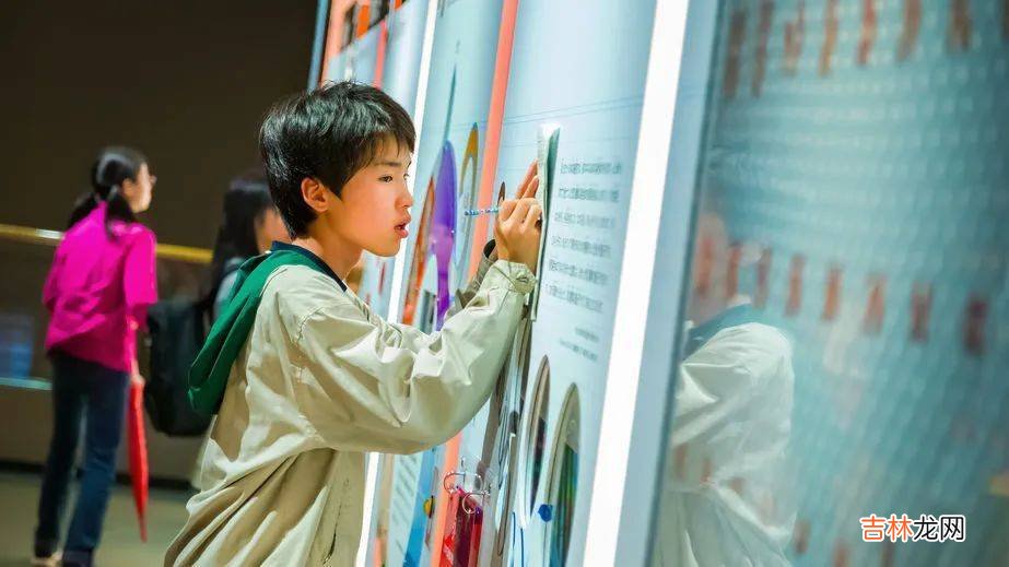 男孩给天文馆纠错，气到“暴走”：那些知识储备强大的孩子，是如何养成的？