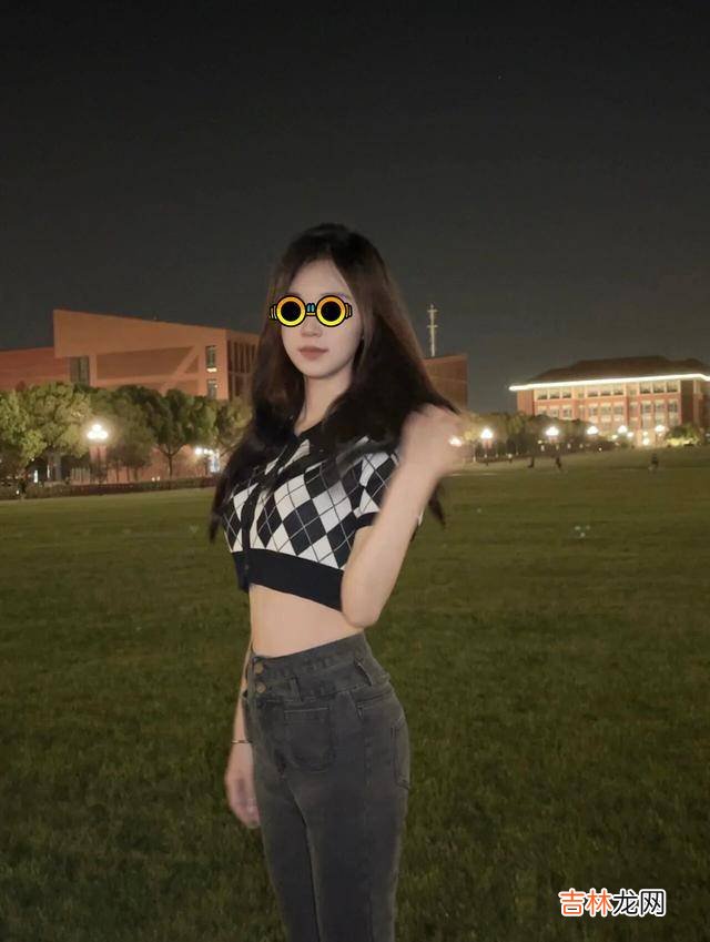 大一女生穿露腰装，被批“不像学生”，母亲“硬核”回复受热捧