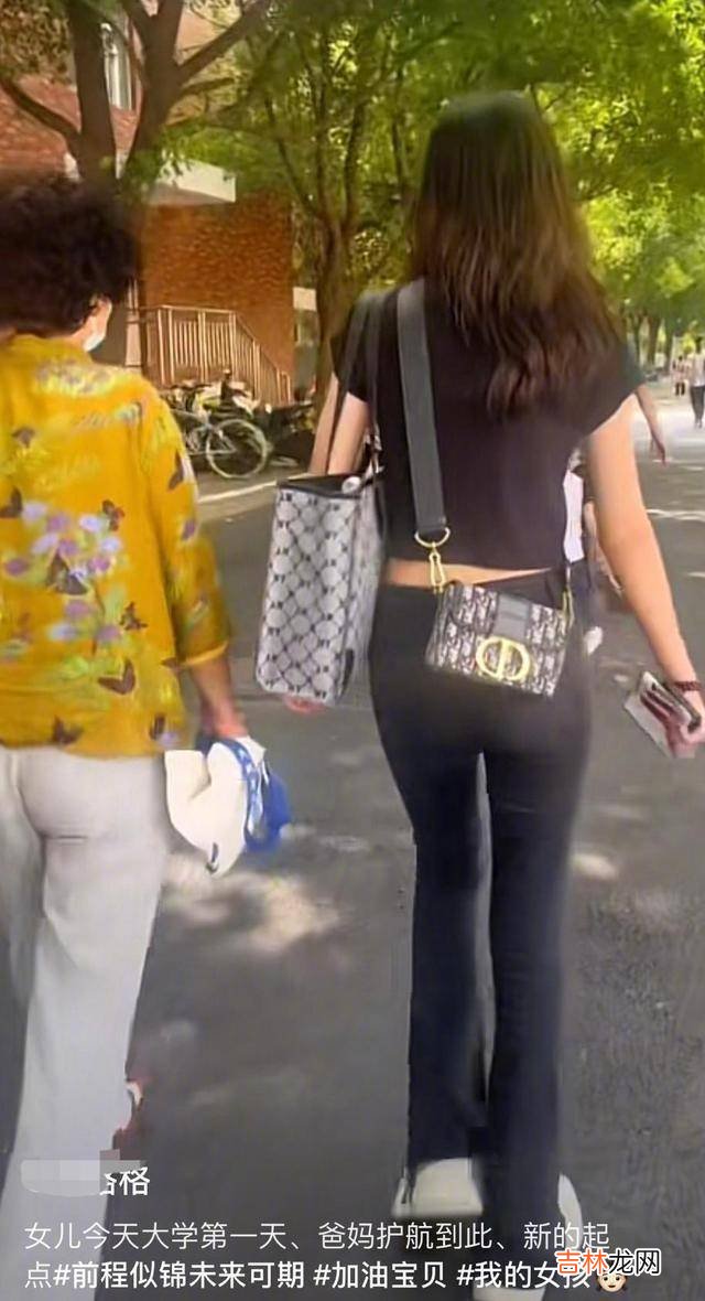 大一女生穿露腰装，被批“不像学生”，母亲“硬核”回复受热捧