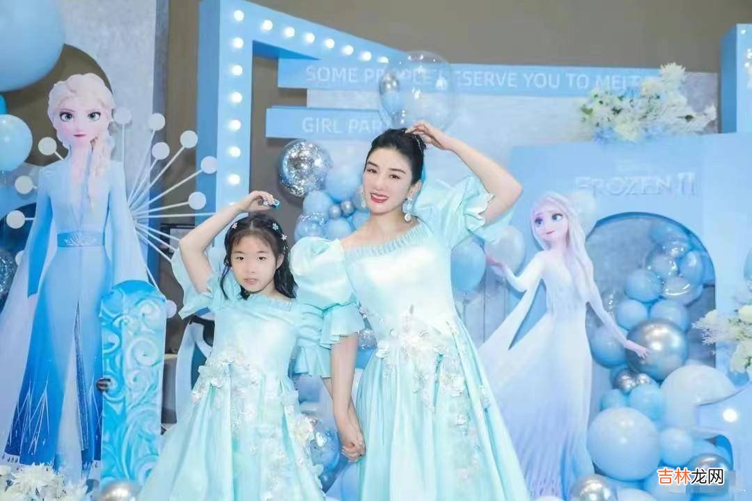可惜了黄奕的美貌，女儿模样太像老爸，好在打扮时髦有品味