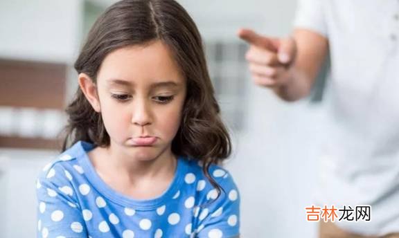 父母不能因孩子发火而怒火中烧，以更大的怒气压抑孩子