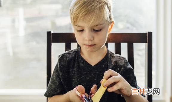 父母不能因孩子发火而怒火中烧，以更大的怒气压抑孩子