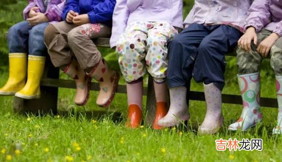 父母不能因孩子发火而怒火中烧，以更大的怒气压抑孩子