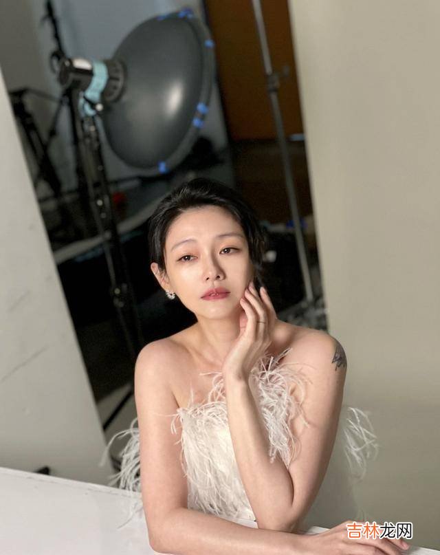 大S婚后正式复出！修纹婚戒手臂粗粗略喜肥，状态美回到18岁