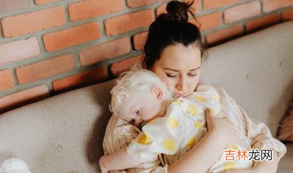 宝宝一定要抱着才肯睡，是缺乏安全感吗？