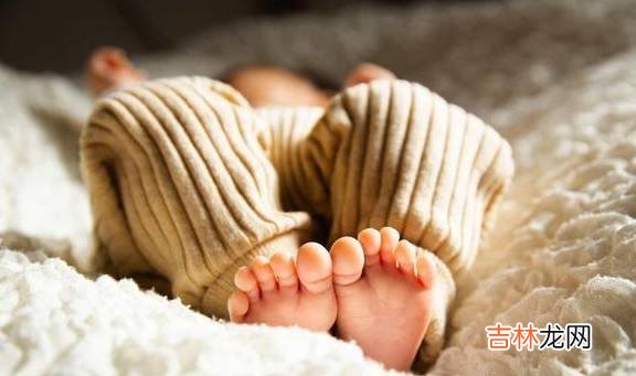 宝宝一定要抱着才肯睡，是缺乏安全感吗？