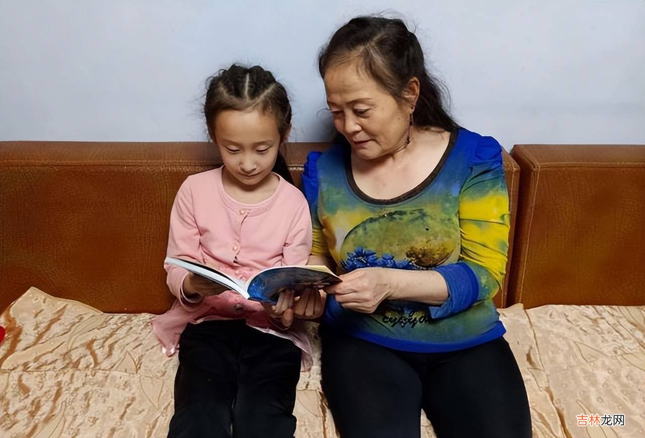 孩子3岁前和老人睡危害大，现在看不到，长大了就可能会暴露出来