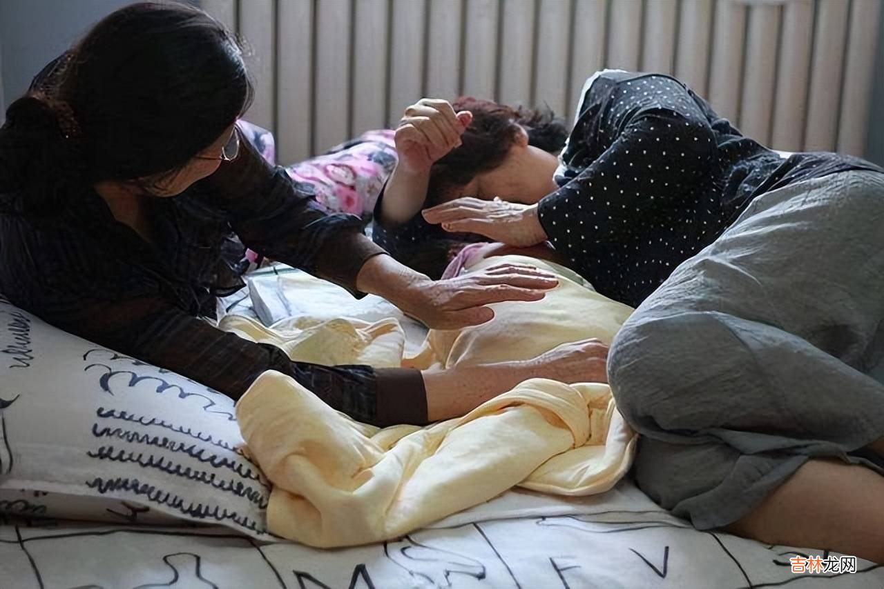 孩子3岁前和老人睡危害大，现在看不到，长大了就可能会暴露出来