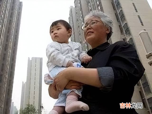 孩子3岁前和老人睡危害大，现在看不到，长大了就可能会暴露出来