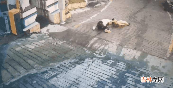 这是一部跟你我有关的电影，主人公就是你我身边的《平凡英雄》