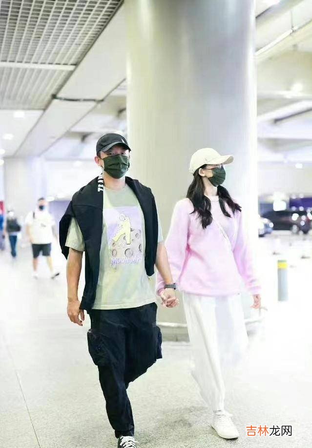 苗苗二胎后妈妈味浓！穿得软糯却很臃肿，粘着老公还像小女孩