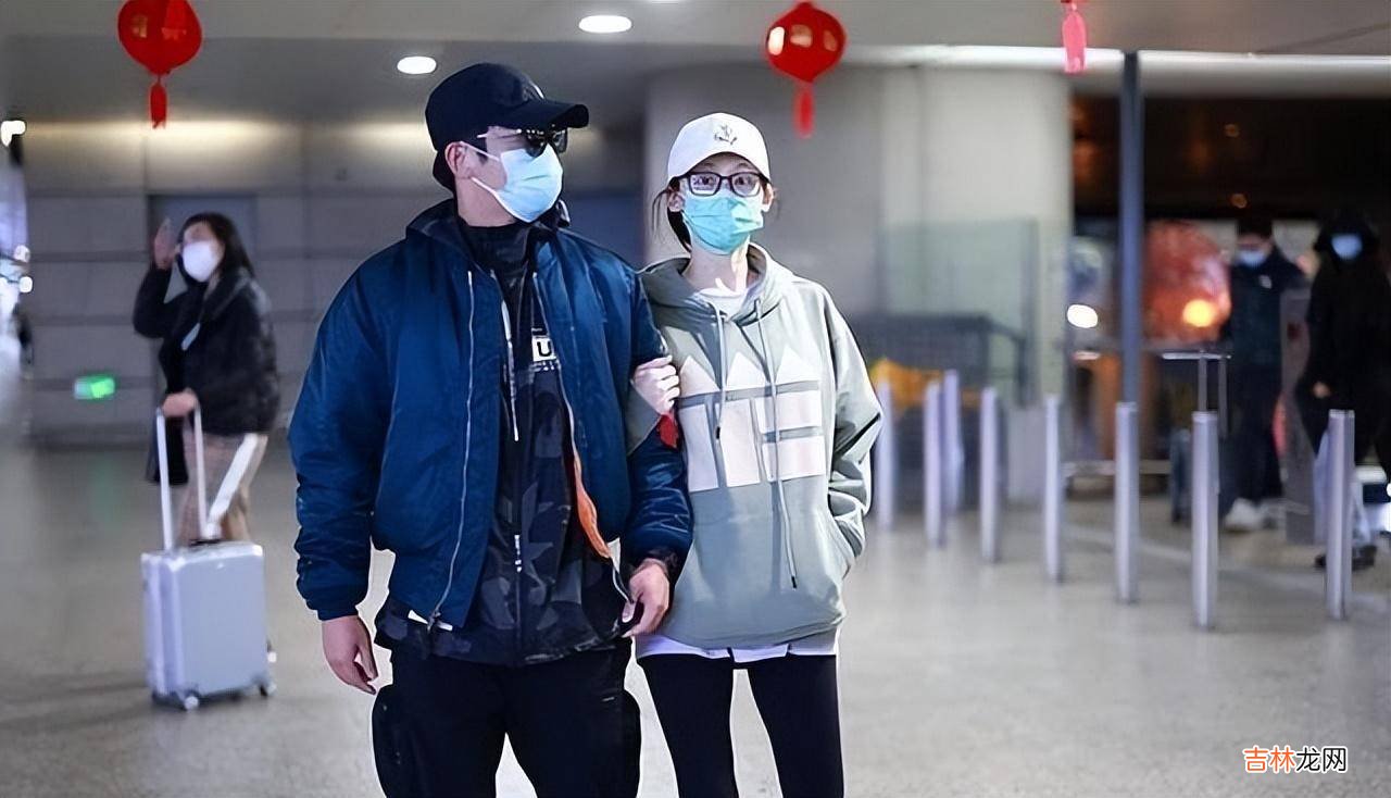 苗苗二胎后妈妈味浓！穿得软糯却很臃肿，粘着老公还像小女孩