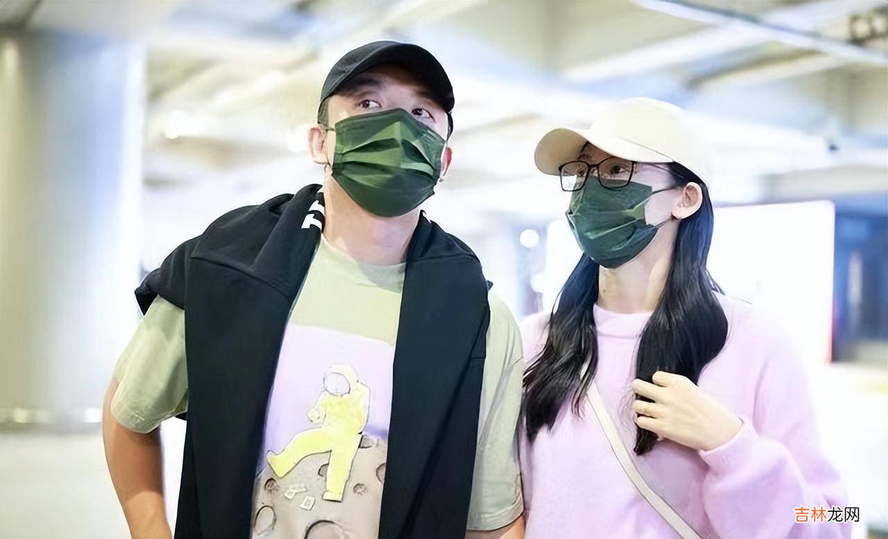 苗苗二胎后妈妈味浓！穿得软糯却很臃肿，粘着老公还像小女孩