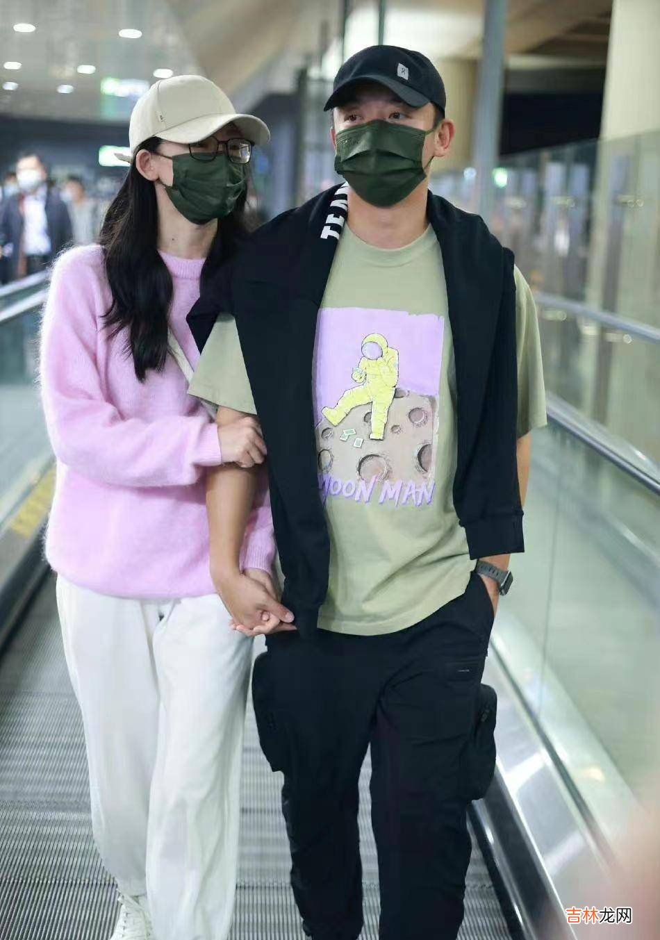 苗苗二胎后妈妈味浓！穿得软糯却很臃肿，粘着老公还像小女孩