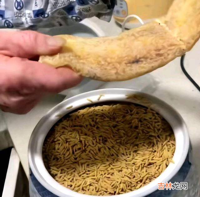 老人花2700买鱼胶保存10年，舍不得吃留给孙子长身体，隔代亲才亲