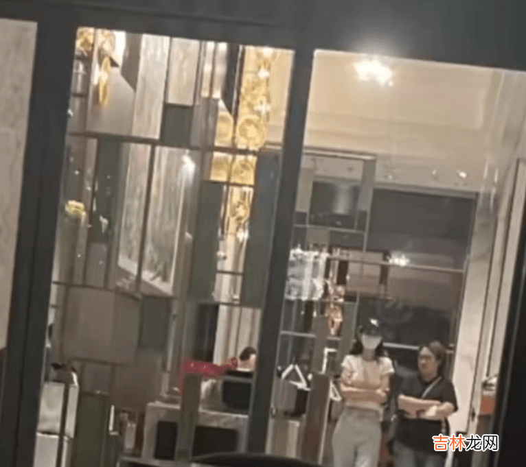 黄晓明父母送孙子见妈妈，双方全程未交流，孩子疑父母轮流照顾