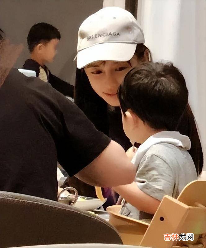 黄晓明父母送孙子见妈妈，双方全程未交流，孩子疑父母轮流照顾